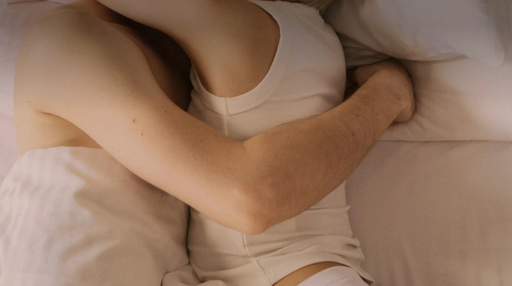 ベッドの上で親密に抱き合うふたりの恋人たち