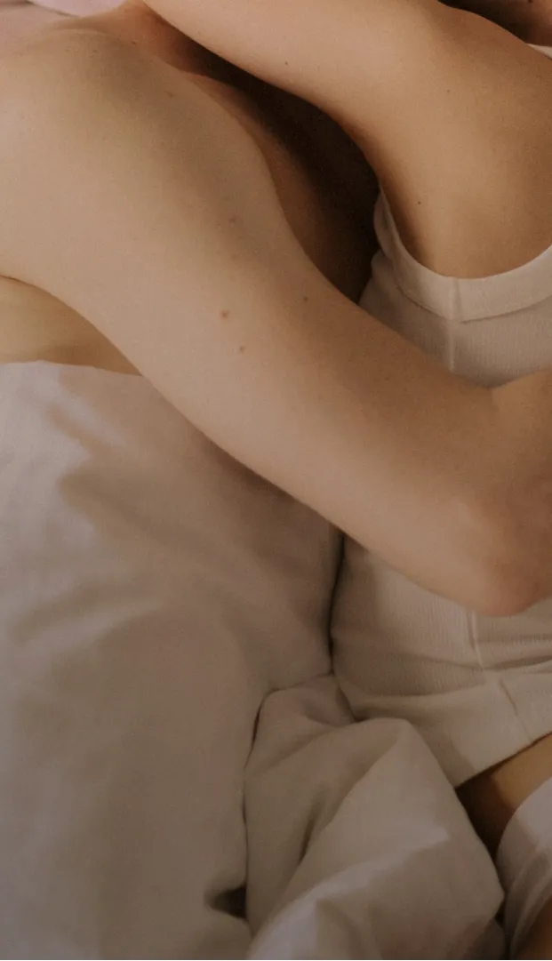 ベッドの上で親密に抱き合うふたりの恋人たち