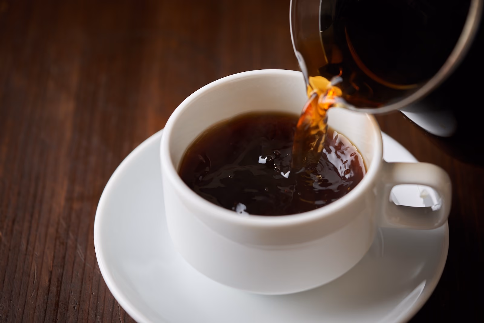 テーブルに置かれた一杯のコーヒー